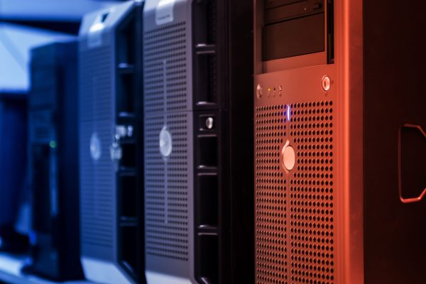 Intel Xeon Dağıtım Merkezi: Çok Çekirdekli Intel Xeon E3, E5 ve Platinum Özelleştirilmiş Sunucular için En İyi Platform