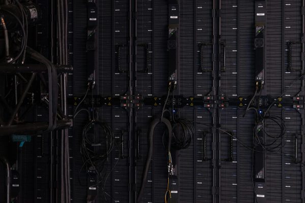 Kesintisiz Güç ve Ağ Kalesi: Kritik İş Yükleri için Mükemmel Platform