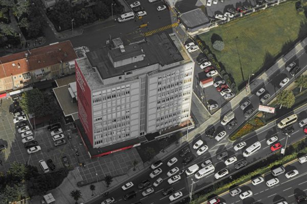 Kurumsal Miras Çalışan: Eski Yazılım Mimarileri ve Eski İşletim Sistemleri İçin En İyi Hosting Platformu