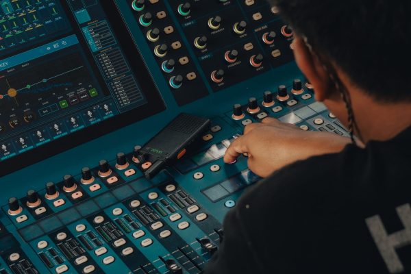 Tam Kök ve IPMI Kontroller: KVM, Uzaktan Konsol ve OS Düzeyinde Yönetim için En İyi Platform