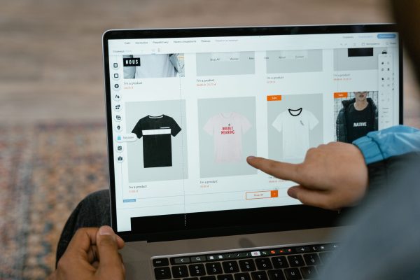 WooCommerce Giyim Siteleri İçin En İyi Hosting: Hızlı Değişken Ürün ve Renk Seçenekleri Yüklemesi